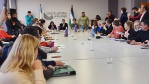 En Río Negro, el oficialismo apura el aval para la prórroga petrolera y el RIGI, y el proyecto que no fue elevado