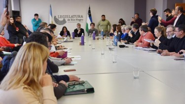 En Viedma,  hace algunos días, los legisladores y los intendentes petroleros analizaron el plan oficial de renovación petrolera. Foto Gentileza