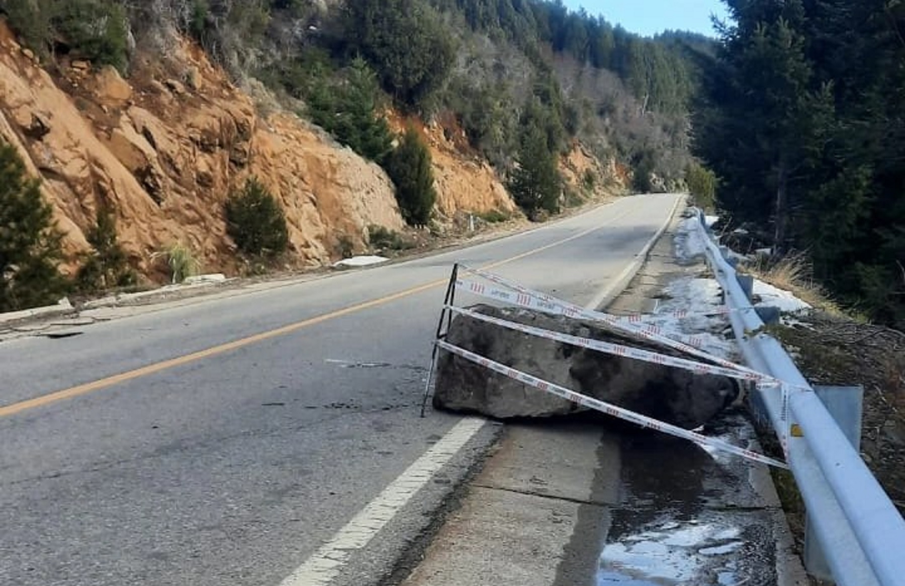 Cayó una gran piedra en la ruta de Siete Lagos y piden transitar con ...