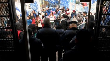 Las protestas por el déficit de protestas alimentarias se intensificaron en mayo y precipitaron la reacción del gobierno (archivo)