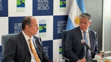 Rolando Figueroa junto al gobernador de la Región del BioBio, Rodrigo Díaz Worner. Foto: gentileza.