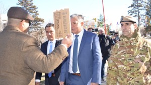 Video: dramático cara a cara del padre del soldado asesinado en Zapala y Rolando Figueroa