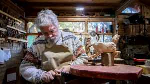 Rubén, el artesano que talla hace 30 años y descubre los misterios del bosque en El Bolsón