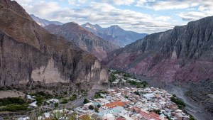 Polémica en Salta: turistas pagan en litros de nafta de YPF la tasa para entrar a Iruya, el paraíso del norte