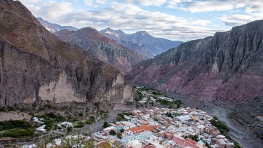 Polémica en Salta: turistas pagan en litros de nafta de YPF la tasa para entrar a Iruya, el paraíso del norte