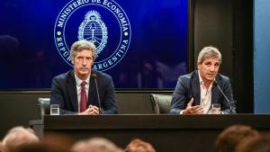 El mercado le saca tarjeta roja a la hoja de ruta cambiaria de Milei y Caputo