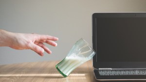 Cómo salvar la notebook si se te moja: tips infalibles para lograrlo