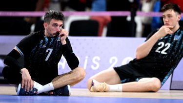 La desazón de los jugadores argentinos tras la caída con Japón.