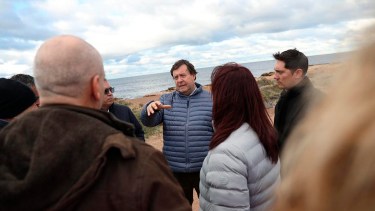 Hace algunos días, Weretilneck concurrió a Punta Colorada. Foto: Gentileza.