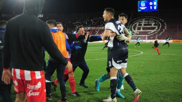 Gimnasia y Barracas terminaron en una batalla campal. (Foto: Fotobaires)