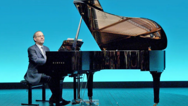 En "La Música de las Ideas", Feferovich combina su profundo conocimiento musical con su carisma escénico.