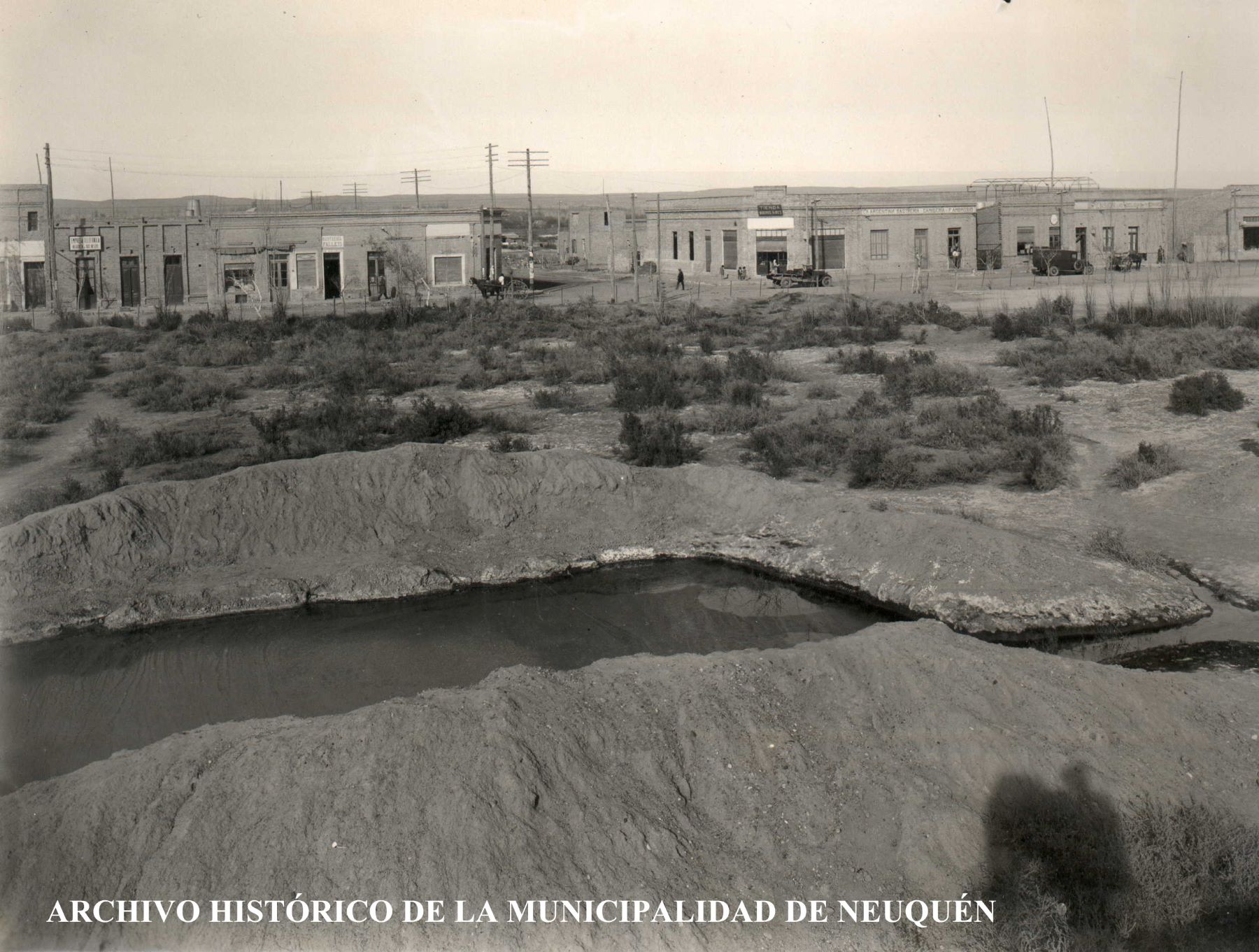 Calle Sarmiento. Un parque Central con lagunas y tranqueras. La zona vital del desarrollo comercial de la capital del Territorio. (FOTO: Archivo)