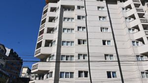 Egresado que cayó de un sexto piso en Bariloche: clases normales y hermetismo en la escuela de Rosario