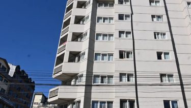 Video | Egresado que cayó de un sexto piso en Bariloche: pidieron una «cadena de oración»