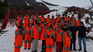 Los chicos de los barrios populares de Bariloche aprenden esquí en el cerro Catedral