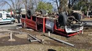 Un camión de bomberos volcó sobre Ruta 65, en Allen