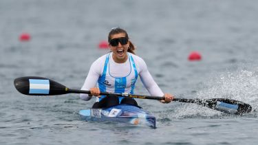 Brenda Rojas finalizó segunda en su serie y se metió en las semifinales. (AFP)