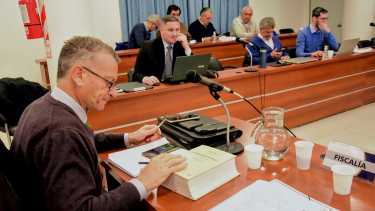 El fiscal jefe Liotard y el defensor Coto (en segundo plano). El juicio ingresa en su última etapa. (Cecilia Maletti)