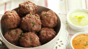 Tentate con estas albóndigas de carne con un dip de mayonesa