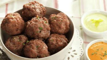 Tentate con estas albóndigas de carne con un dip de mayonesa