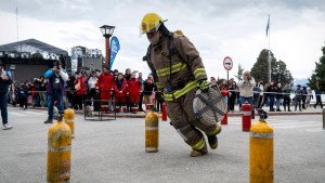 Fiesta Nacional de la Nieve: los bomberos compitieron en el Centro Cívico de Bariloche