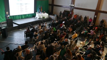 En el gimnasio de Jacobacci primaron las voces a favor del proyecto Calcatreu. Foto: Chino Leiva