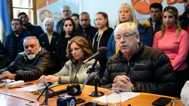 Walter Cortés, rodeado por su gabinete, este lunes al responder a los reclamos de Soyem. Foto: Chino Leiva