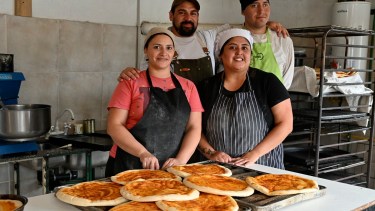 El equipo de Panadería de la Fundación San José Obrero en el barrio Malvinas. Foto: Chino Leiva