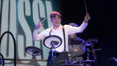 La música es un elemento clave en el montaje del espectáculo y Martín Bossi hace todo:toca, canta, baila e imita.