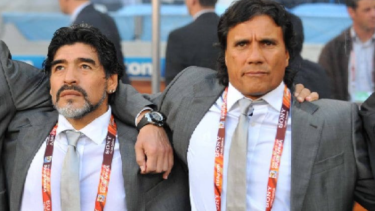 Diego y El Negro, socios como jugadores y en el cuerpo técnico de la Selección. (Archivo)