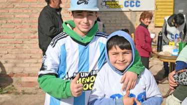 Benjamín y Juanito, de 16 y 7 años derrocharon solidaridad. Foto: Florencia Salto. 