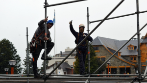 Fiesta Nacional de la Nieve: comenzó el armado del escenario donde estará Trueno, Emanero y La Sole en Bariloche