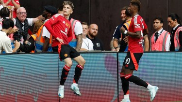 El argentino Alejandro Garnacho ingresó en el complemento y marcó el gol del United para el triunfo parcial ante el City. 