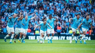 El festejo de los jugadores del City tras imponerse en los penales al United de Garnacho y Lisandro Martínez.