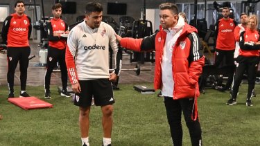El Huevo Acuña con su nuevo entrenador Marcelo Gallardo, en la primer práctica en River.