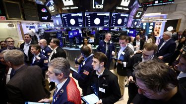 Caen las bolsas del mundo y hay expectativa por la apertura de Wall Street (Reuters).