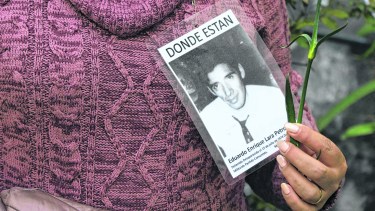 Los familiares no cesan en la búsqueda de sus seres queridos desaparecidos (Photo by RODRIGO ARANGUA / AFP)