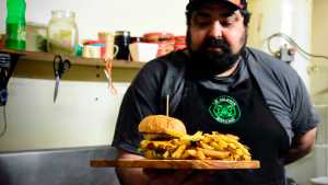 Es de Plottier e inventó la &#8216;choriburguer&#8217;: el gustito argento de los chorizos, pero en forma de hamburguesa