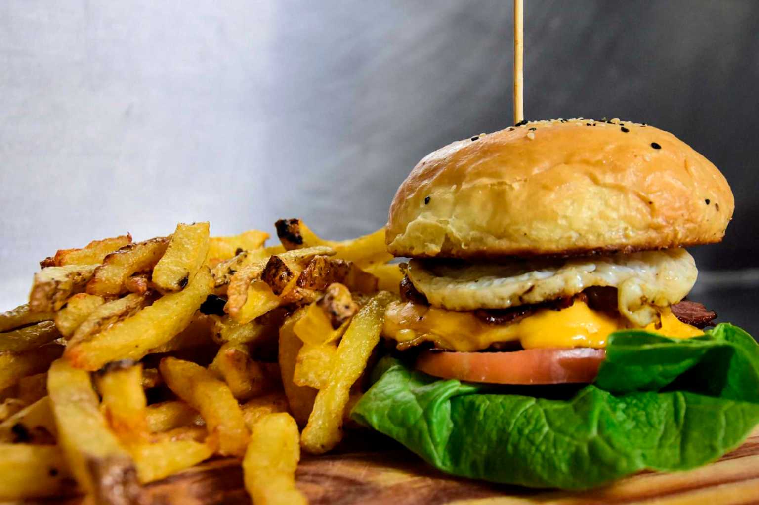 Es de Plottier e inventó la ‘choriburguer’: el gustito argento de los chorizos, pero en forma de hamburguesa