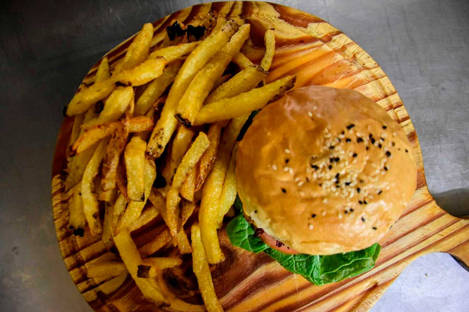 Es de Plottier e inventó la ‘choriburguer’: el gustito argento de los chorizos, pero en forma de hamburguesa