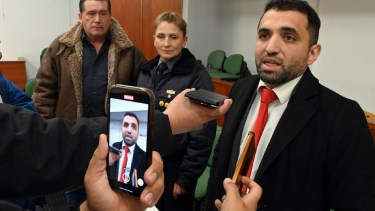 El abogado Torres y los padres de Gabriel mostraron su descontento por la sentencia. Foto: Marcelo Ochoa.