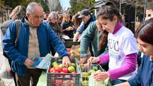 Vuelve el frutazo a Neuquén: a qué hora y dónde será la feria universitaria más convocante de la ciudad