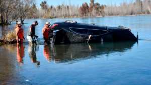 Video | Cayó un auto al río Limay en Neuquén: mirá el operativo para retirarlo