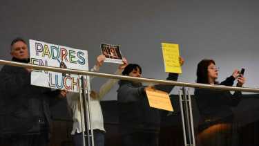 Padres y madres organizados presenciaron la sesión. Foto: Matías Subat.