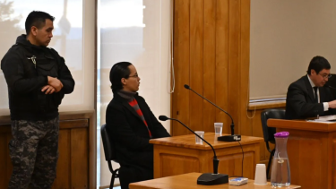 Amanda Alves Ferreira, condenada a prisión perpetua por el homicidio de Eduarda Santos, es intensamente buscada tras fugarse del Penal III de Bariloche.