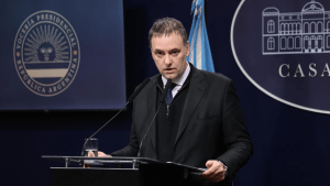 Manuel Adorni anunció que repetirán el examen de residencias médicas por «anomalías»: qué dice el informe