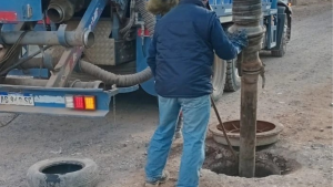 Taparon el sistema cloacal de Centenario con un tronco y afectó el servicio