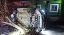 Imagen de Increíble choque y vuelco en Centenario: iba alcoholizado y terminó impactando contra un poste