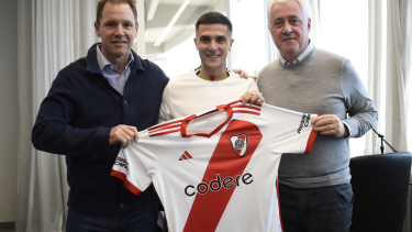 Marcelo Gallardo festeja la llegada de Fabricio Bustos, quien podría debutar ante Talleres por la Copa Libertadores. Foto X River.|