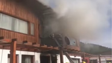 Dos bomberos heridos por un incendio en un complejo de cabañas en San Martín de los Andes (Foto: gentileza)